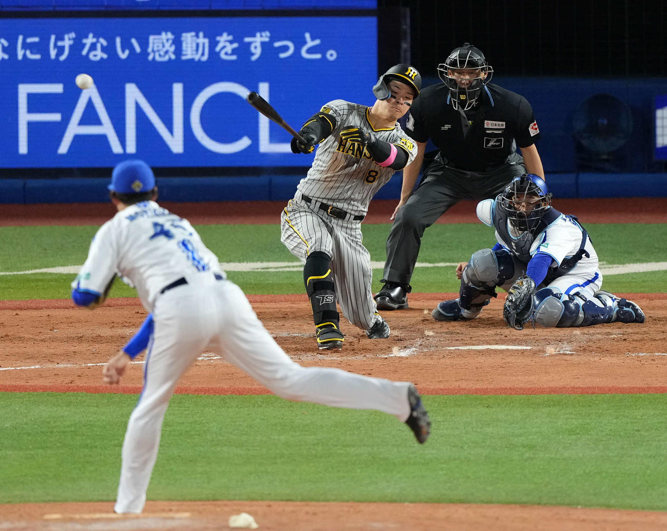 DeNA対阪神　9回表阪神無死、右翼線へ二塁打を放つ佐藤輝。投手森原（撮影・横山健太）
