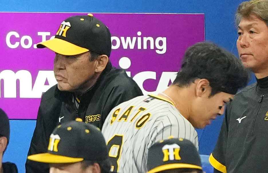 DeNA対阪神　2回表阪神1死一塁、けん制死となり肩を落とす佐藤輝。左は岡田彰布監督（撮影・横山健太）