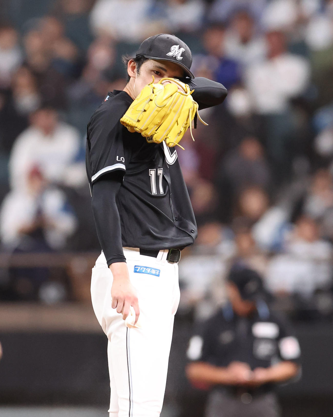 日本ハム対ロッテ　3回裏日本ハム1死三塁、松本剛に四球を与え汗を拭う佐々木（撮影・佐藤翔太）