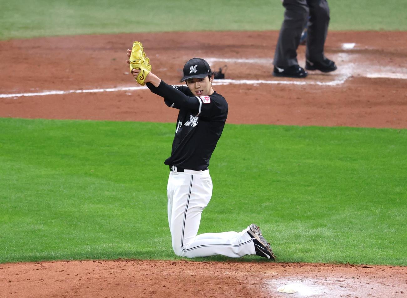 日本ハム対ロッテ　4回裏日本ハム1死二、三塁、上川畑の二ゴロで藤岡が本塁に好送球しアウトをとりグラブをたたく佐々木（撮影・黒川智章）