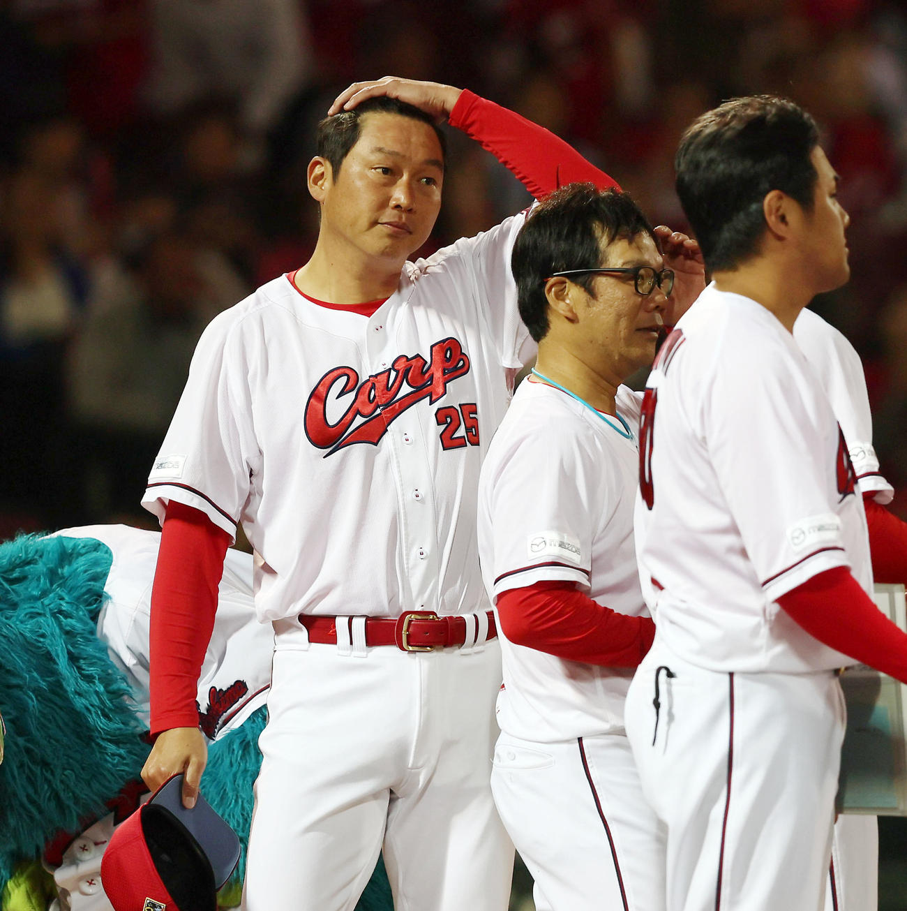 広島対中日　中日に勝利しスタンドにあいさつする新井監督（撮影・加藤哉）