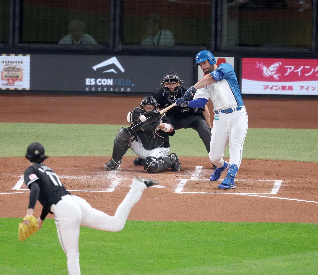 日本ハム対ロッテ　2回裏日本ハム無死、右越え本塁打を放つマルティネス。投手佐々木（撮影・黒川智章）