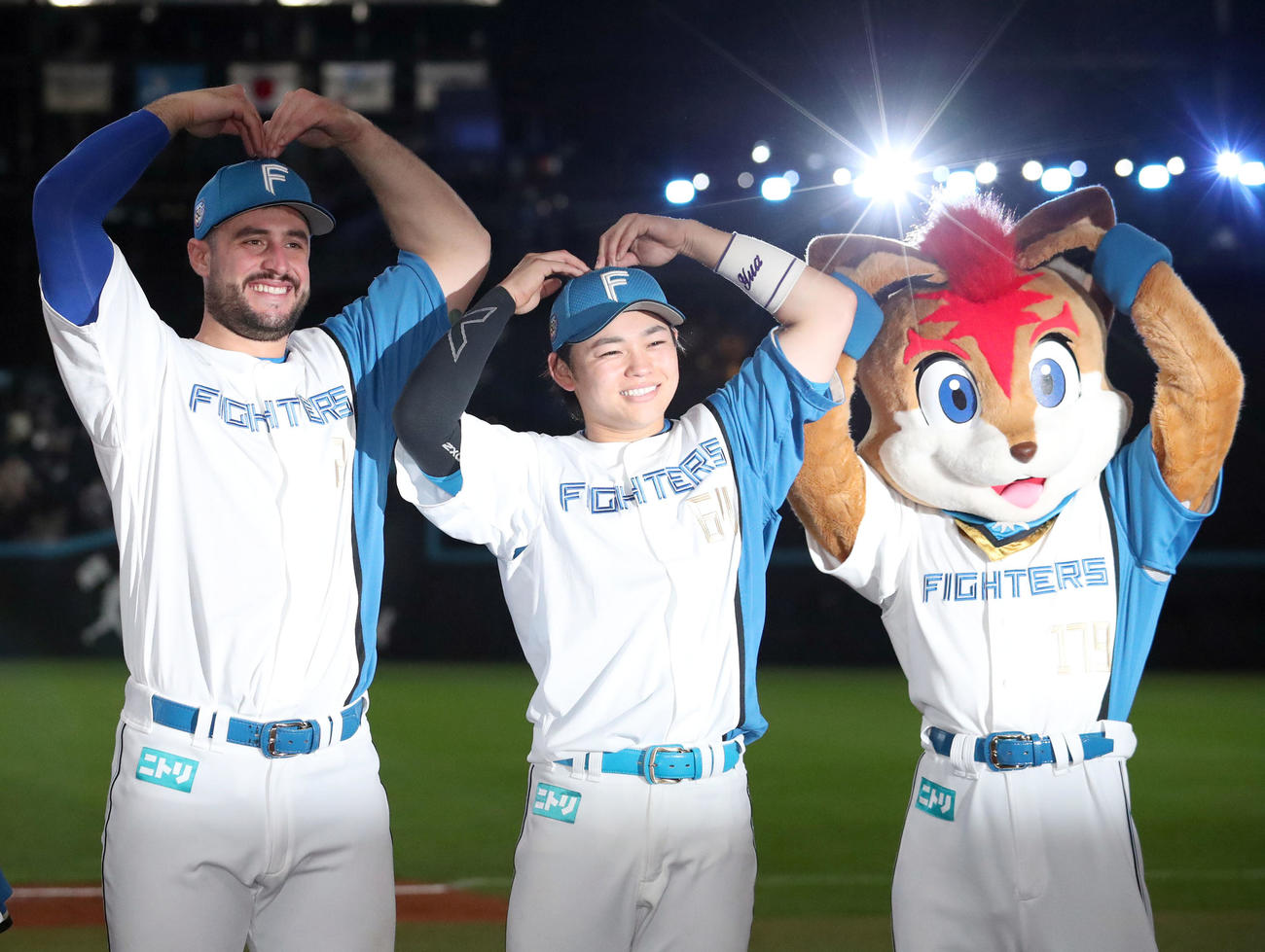 日本ハム対ロッテ　ヒーローインタビュー後、ポーズを決める日本ハム・マルティネス（左）と田宮（撮影・佐藤翔太）