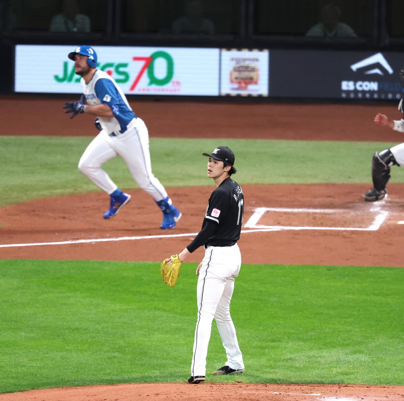 日本ハム対ロッテ　2回裏日本ハム無死、マルティネスに右越えソロ本塁打を許す佐々木（撮影・黒川智章）