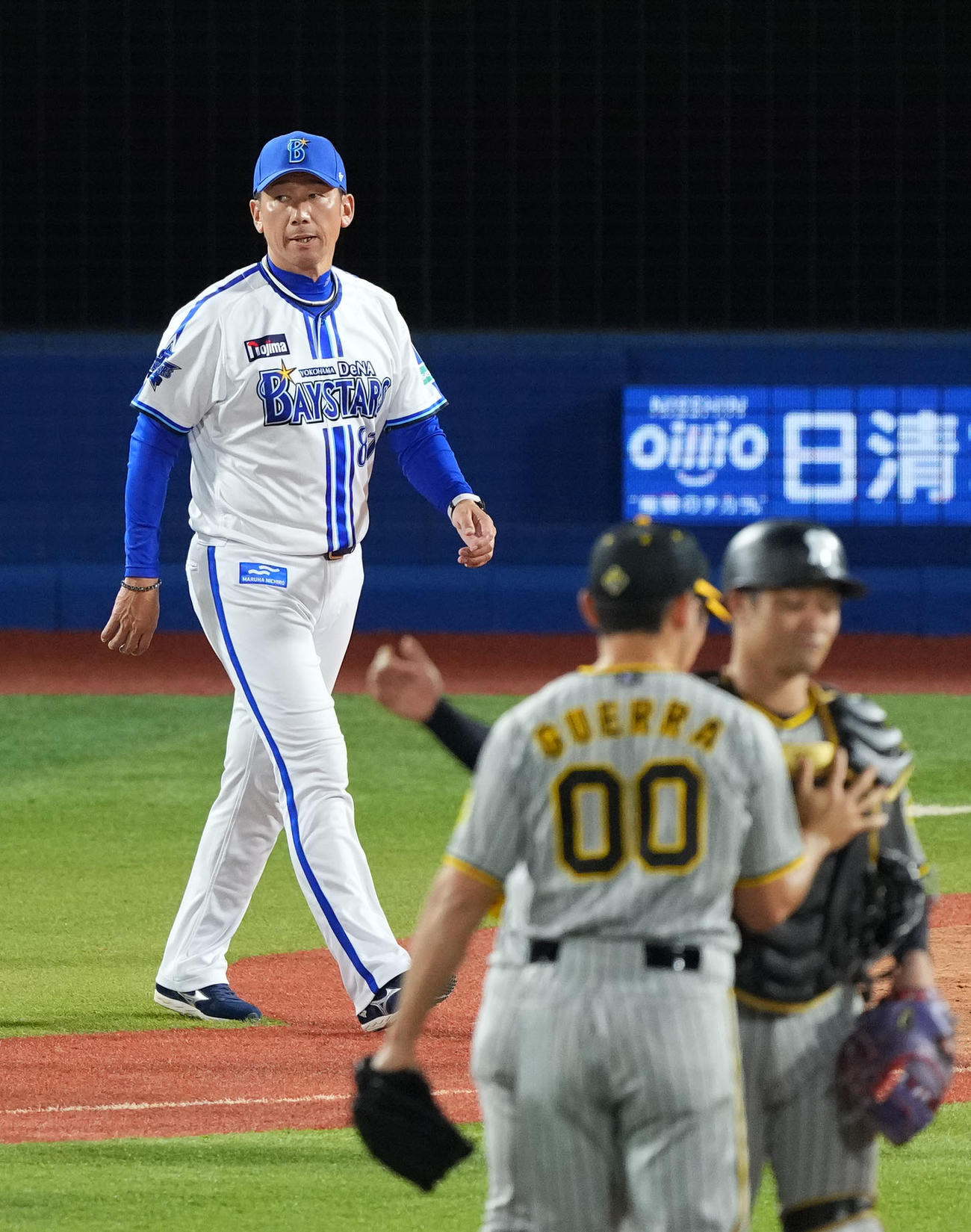 DeNA対阪神　阪神に敗れ肩を落とすDeNA三浦監督（撮影・横山健太）