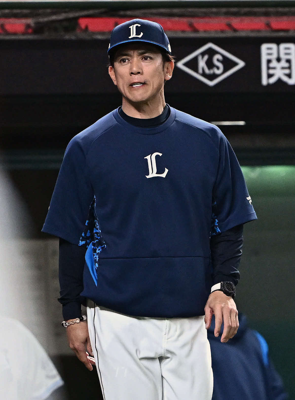 西武対楽天　試合に敗れ厳しい表情の西武松井監督（手前）（撮影・滝沢徹郎）
