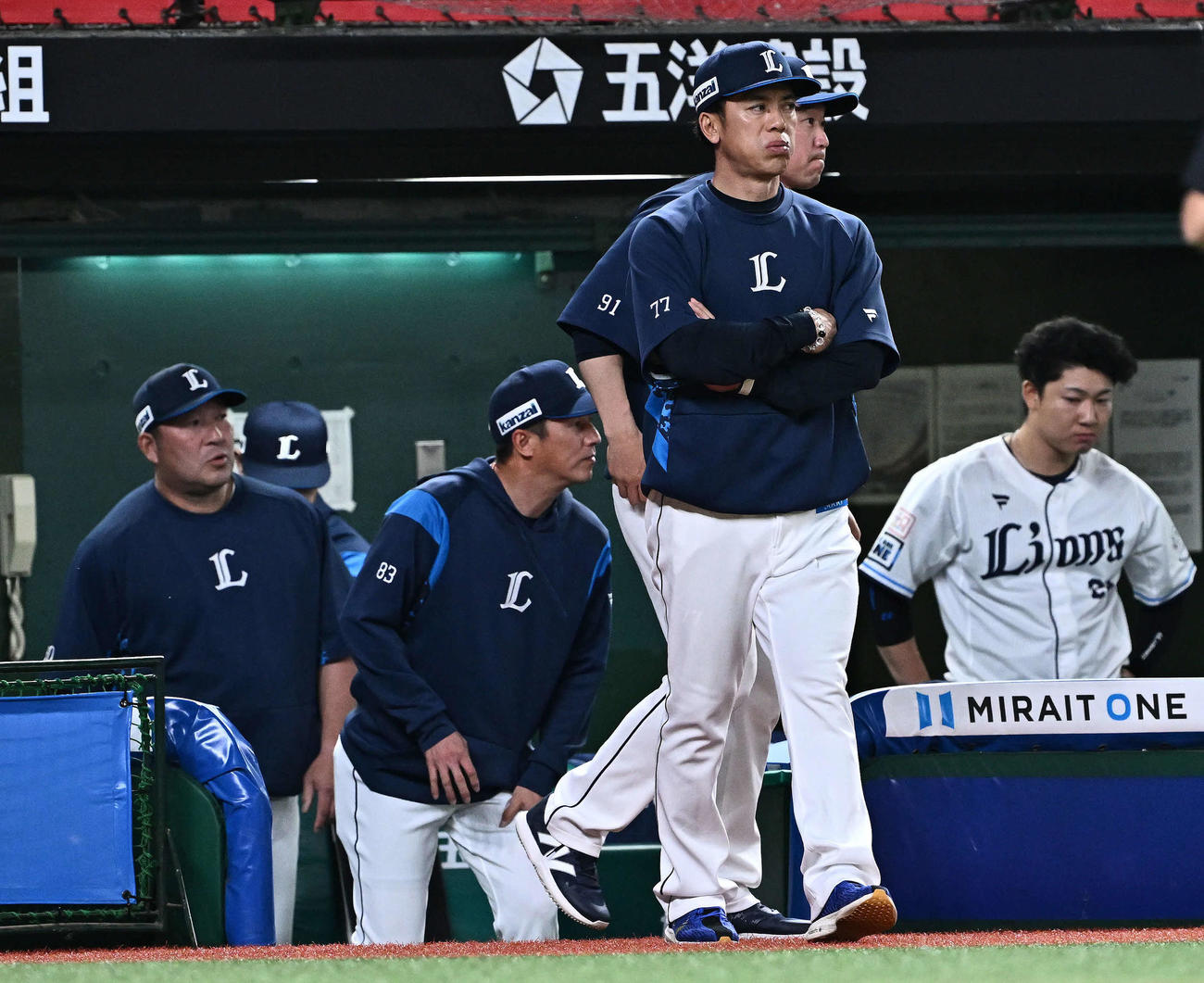 西武対楽天　試合に敗れ厳しい表情の西武松井監督（手前）（撮影・滝沢徹郎）