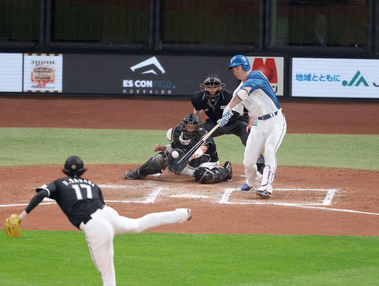 日本ハム対ロッテ　6回裏日本ハム2死二、三塁、右前2点適時打を放つ松本剛。投手佐々木（撮影・黒川智章）