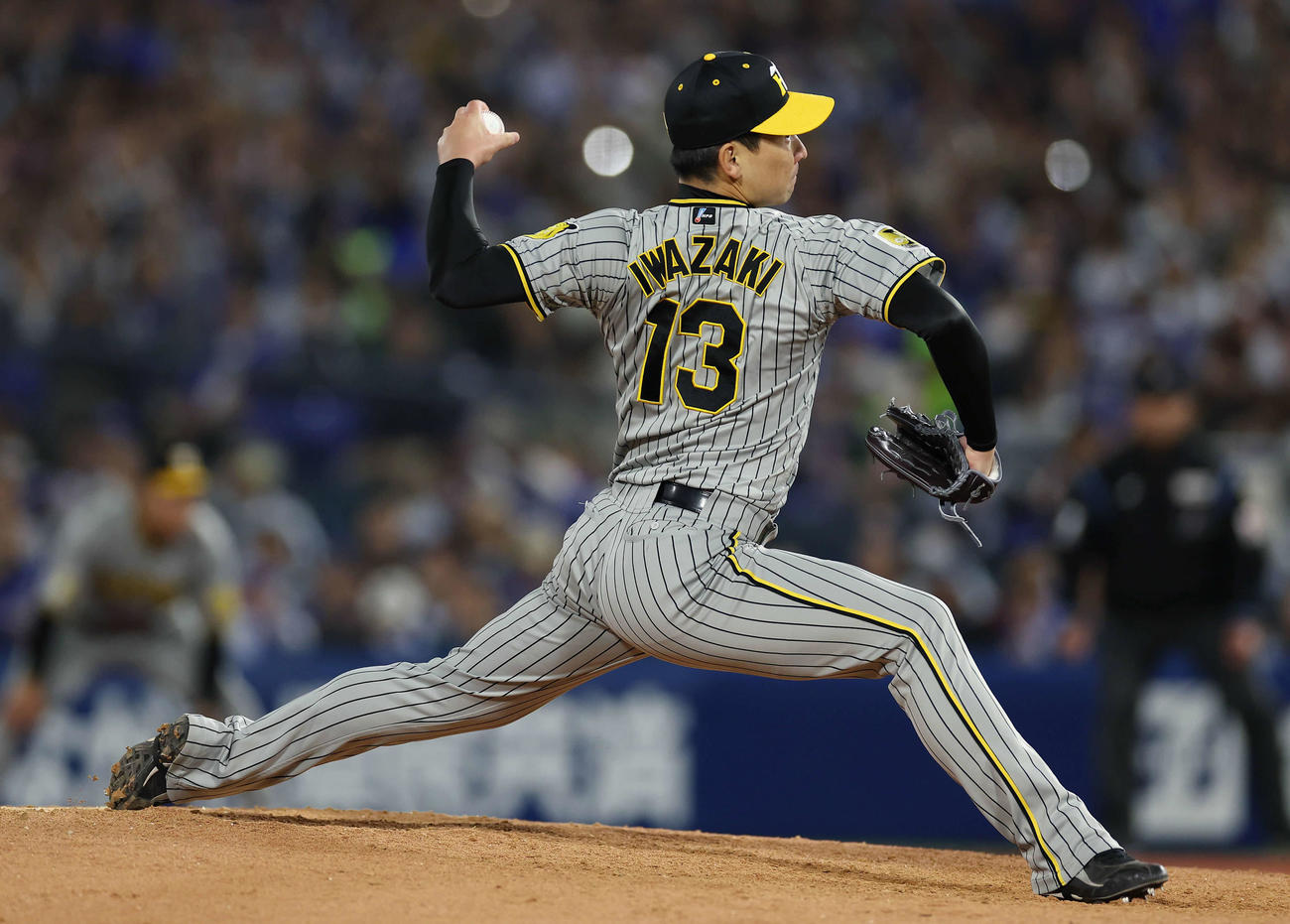 DeNA対阪神　勝利投手となった阪神4番手の岩崎（撮影・前田充）