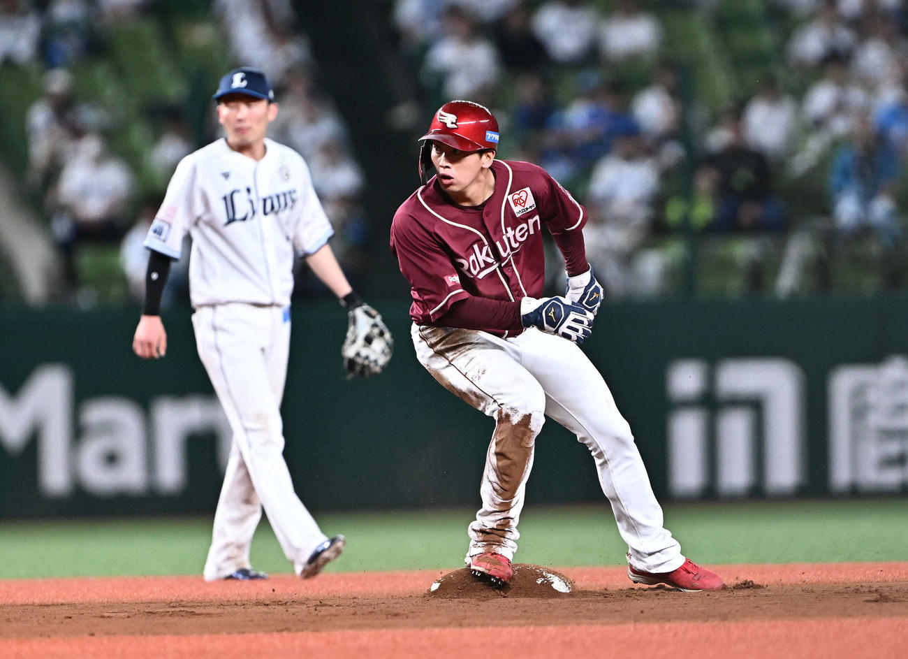 西武対楽天　6回表楽天1死一塁、二盗を決める小郷（撮影・滝沢徹郎）