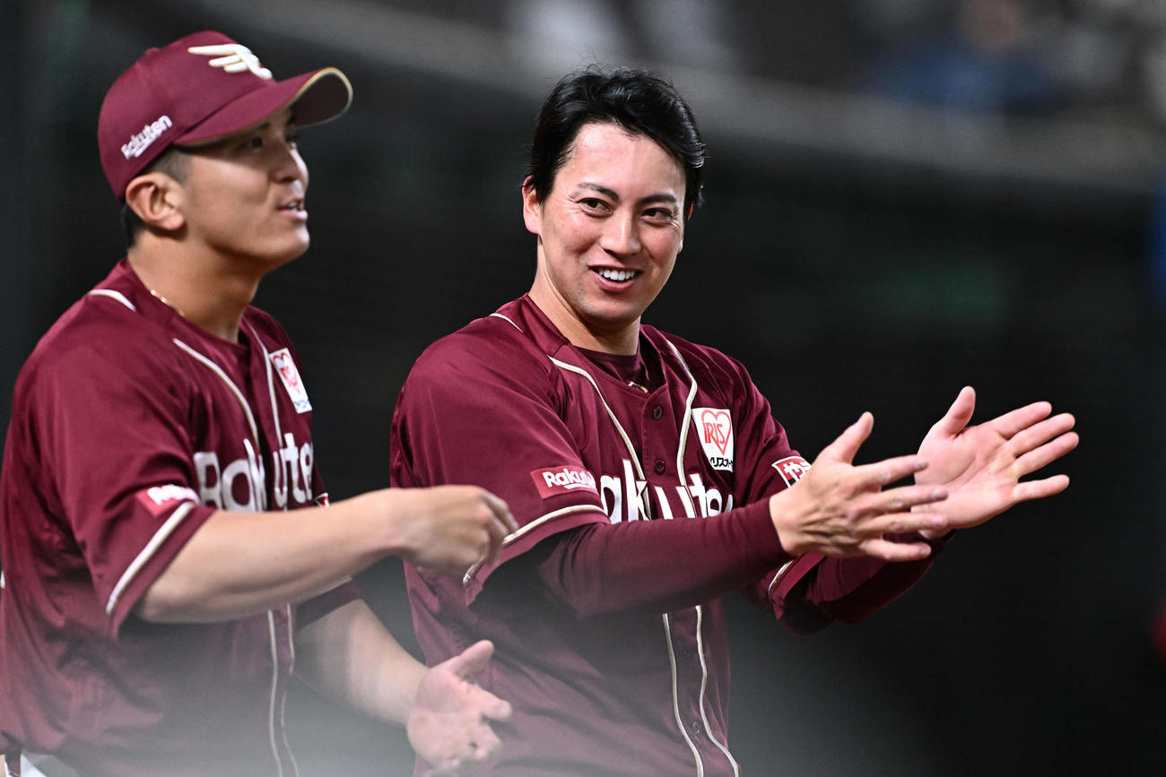 西武対楽天　6回表楽天2死一、三塁、鈴木大の適時打に拍手を送る小郷（右）と山田（撮影・滝沢徹郎）