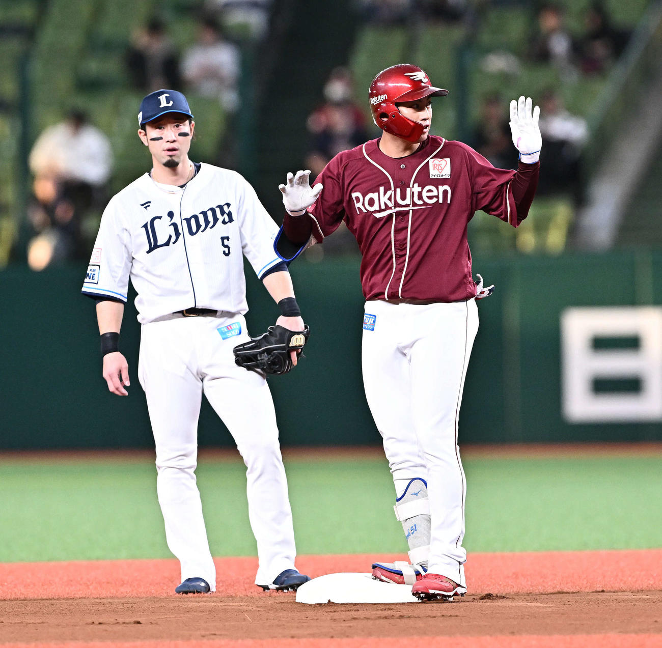 西武対楽天　1回表楽天無死、左翼線に二塁打を放った小郷（右）。二塁手外崎（撮影・滝沢徹郎）