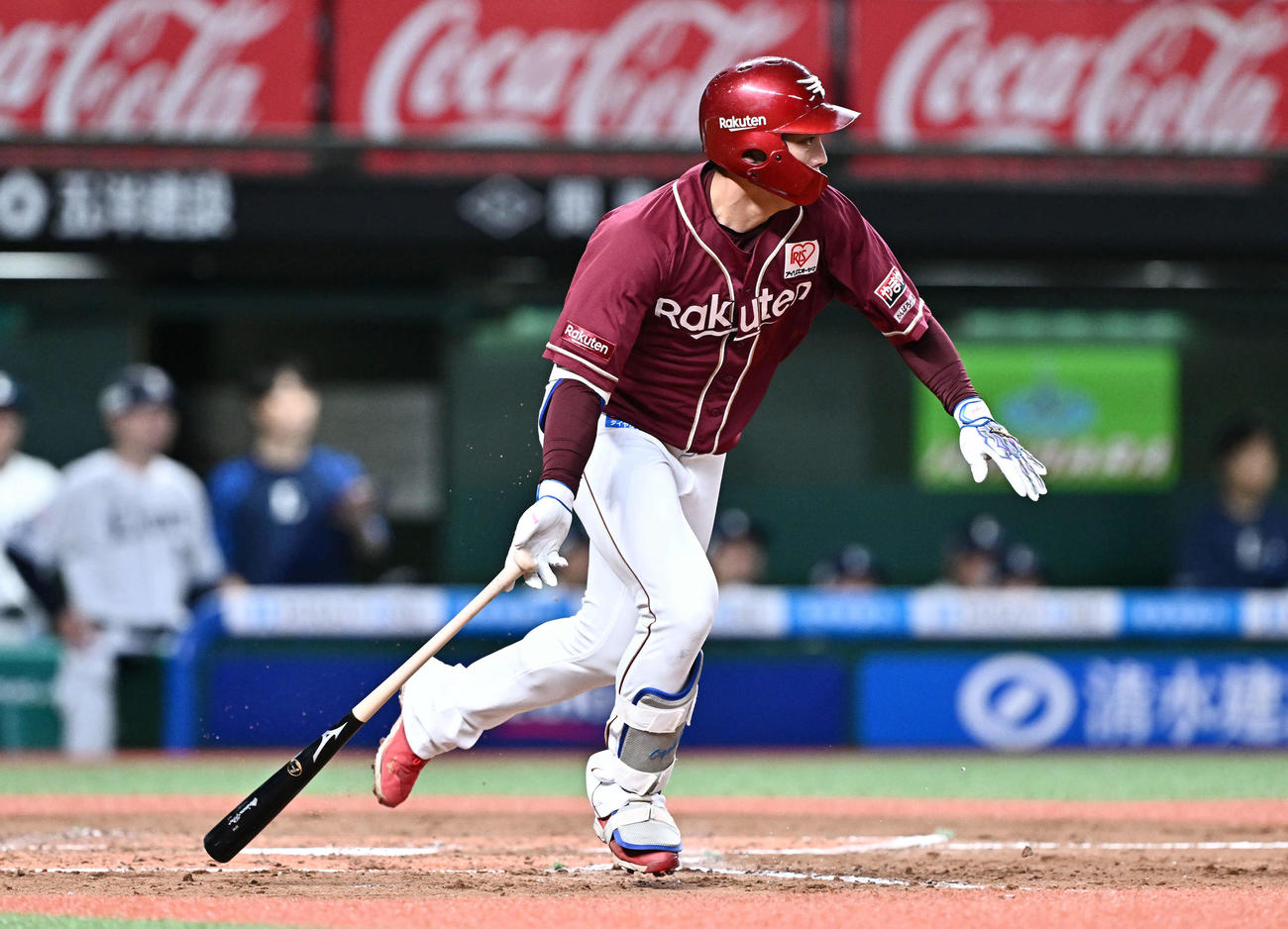 西武対楽天　3回表楽天1死、小郷は投手強襲の内野安打を放つ（撮影・滝沢徹郎）
