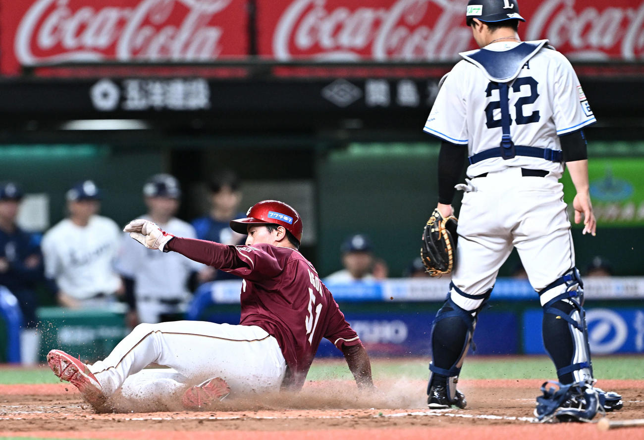 西武対楽天　3回表楽天1死満塁、島内の犠飛で生還する三塁走者小郷（左）。捕手古賀（撮影・滝沢徹郎）