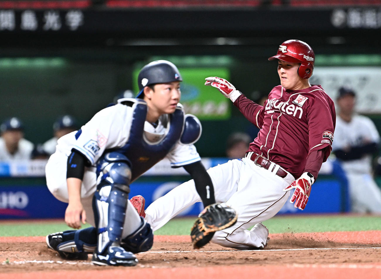 西武対楽天　4回表楽天2死一、二塁、小郷の右前適時打で生還する二塁走者太田（右）。捕手古賀（撮影・滝沢徹郎）