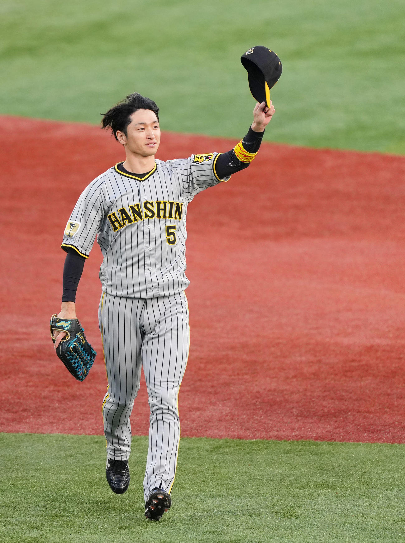 DeNA対阪神　1回表終了後、笑顔で声援に応える阪神近本（撮影・横山健太）