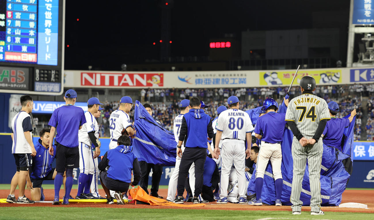 DeNA対阪神　6回表阪神1死一、二塁、井上の打球が直撃した宮崎の周りに心配そうに集まるDeNAの選手やスタッフら（撮影・前田充）