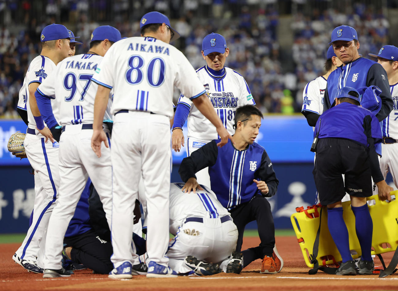 DeNA対阪神　6回表阪神1死一、二塁、井上の打球が直撃しうずくまる三塁手宮崎（手前中央下）と心配そうな表情を見せる三浦監督（中央上）ら（撮影・前田充）