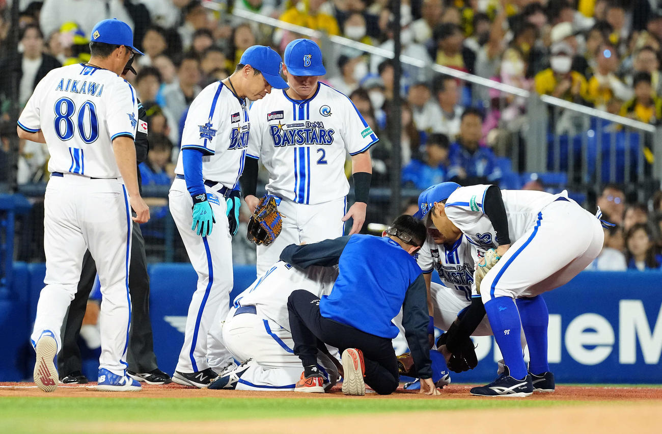 DeNA対阪神　6回表阪神1死一、二塁、井上広大の打球が当たりしゃがみ込む宮崎（撮影・たえ見朱実）