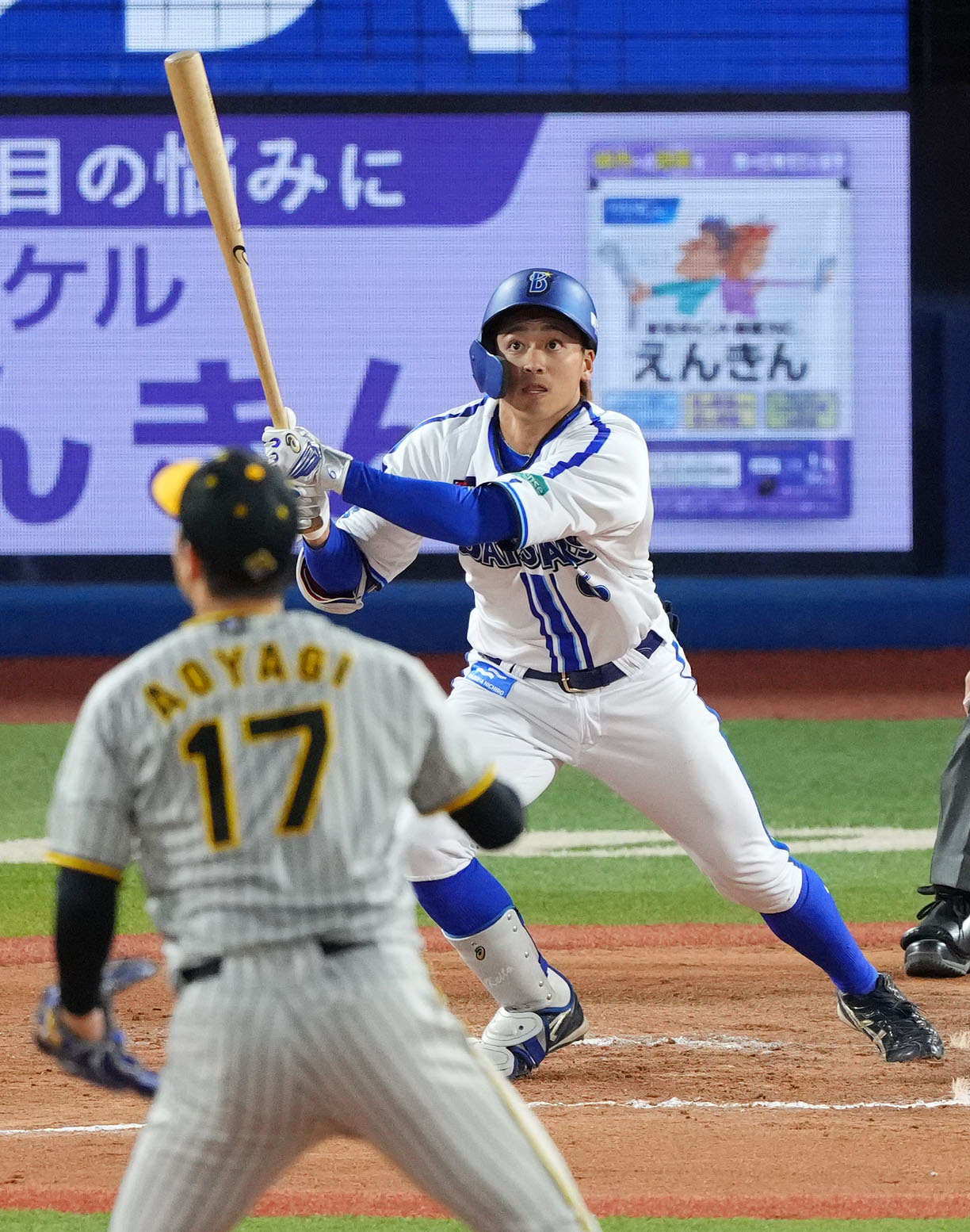 DeNA対阪神　6回裏DeNA無死、右越え三塁打を放つ森敬。投手青柳（撮影・横山健太）