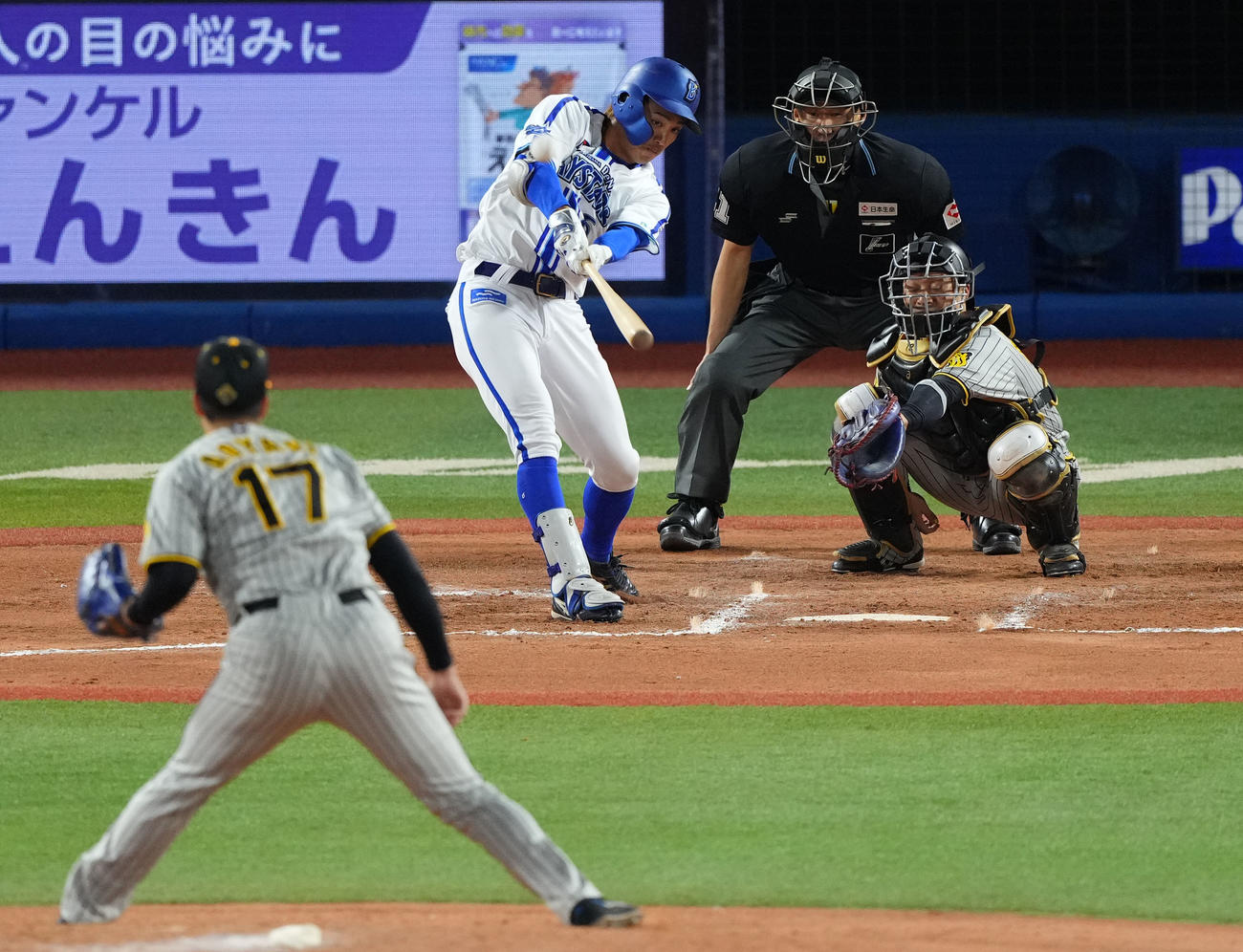 DeNA対阪神　6回裏DeNA無死、右越え三塁打を放つ森敬。投手青柳（撮影・横山健太）