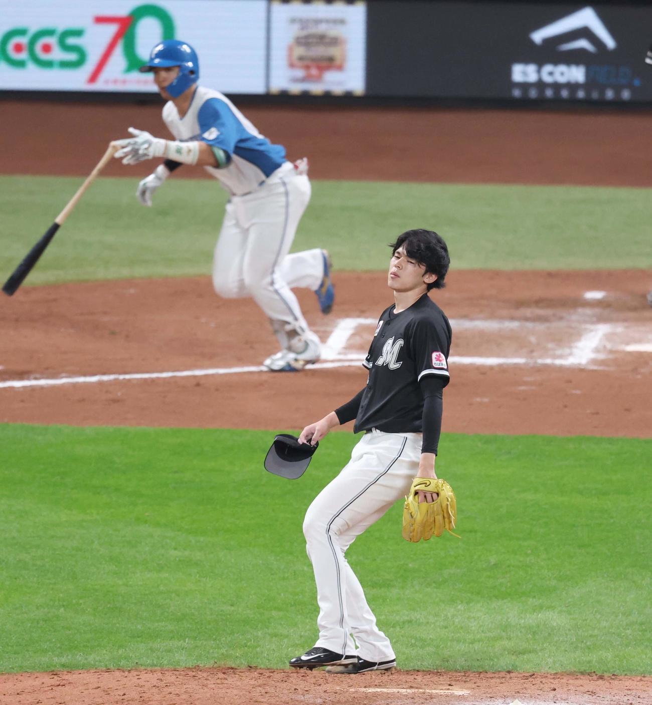 日本ハム対ロッテ　6回裏日本ハム2死一塁、郡司に右前打を許す佐々木（撮影・黒川智章）