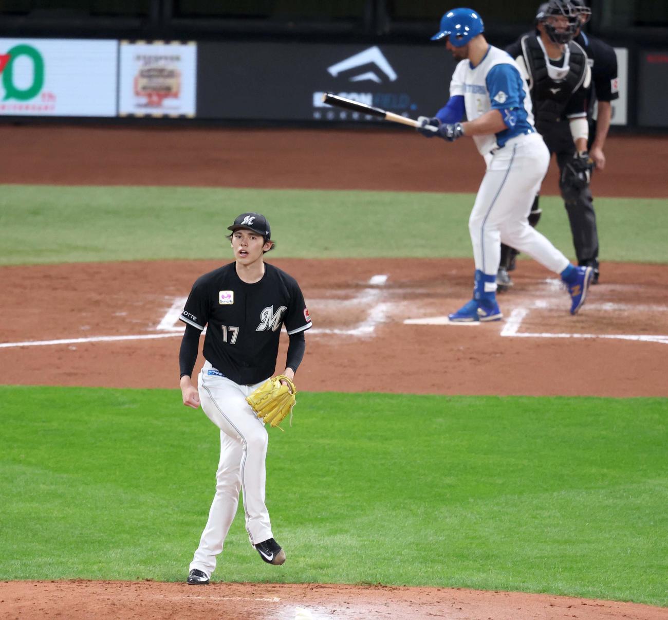 日本ハム対ロッテ　3回裏日本ハム2死一、三塁、マルティネスを三振に仕留めた佐々木（撮影・黒川智章）