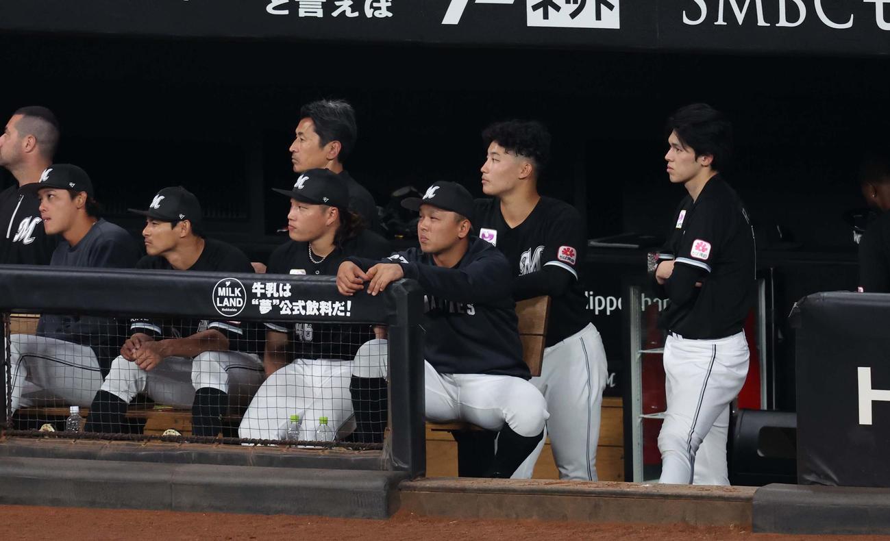 日本ハム対ロッテ　9回、ベンチで試合を見つめる佐々木（右端）（撮影・黒川智章）