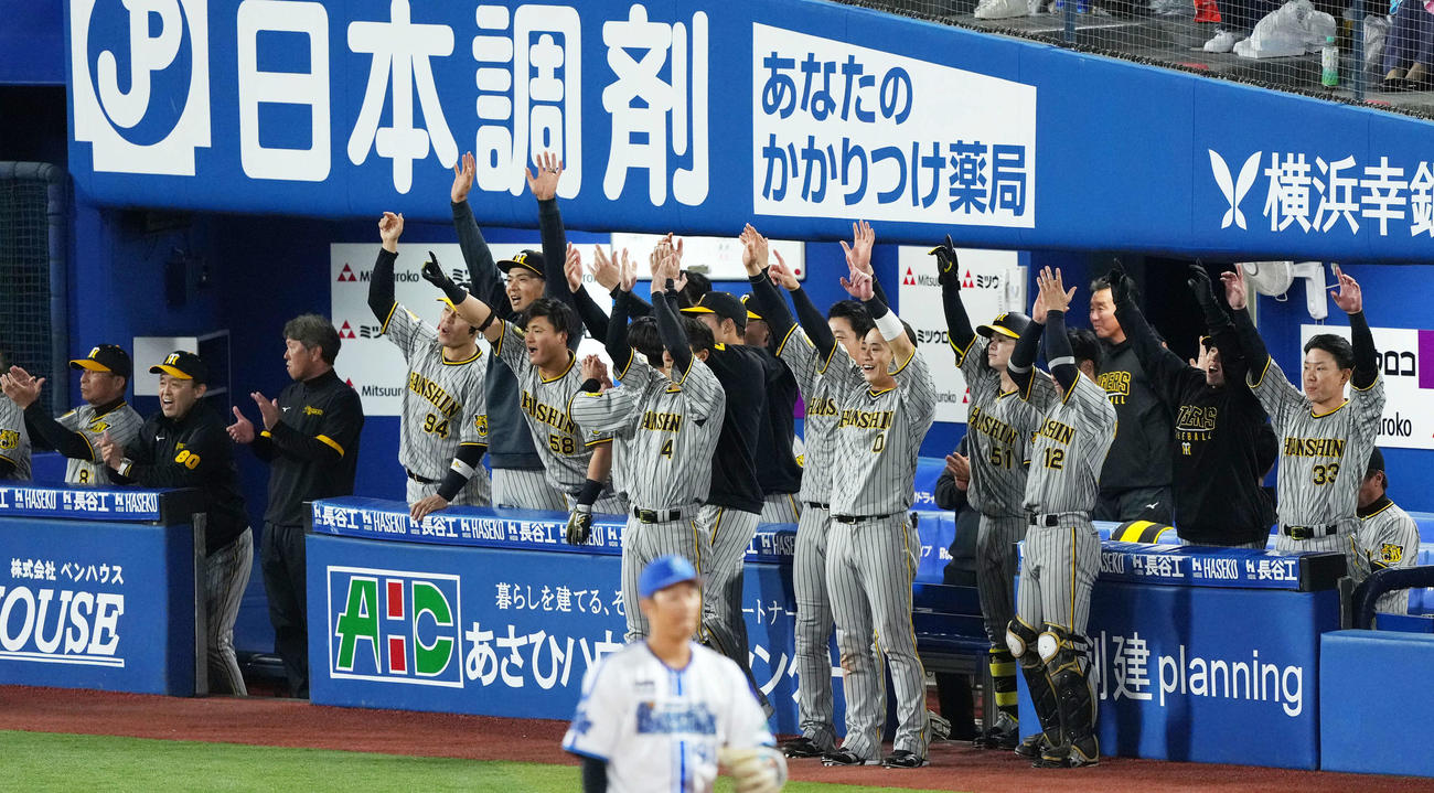 DeNA対阪神　9回表阪神1死一、三塁、ノイジーが左前適時打を放ちベンチで笑顔を見せる岡田監督（左から2人目）（撮影・横山健太）