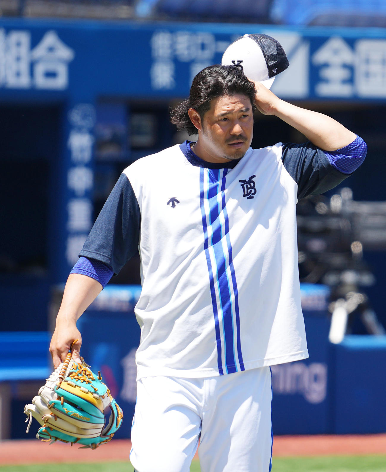 DeNA対阪神　頭をさわるDeNA宮崎（撮影・横山健太）