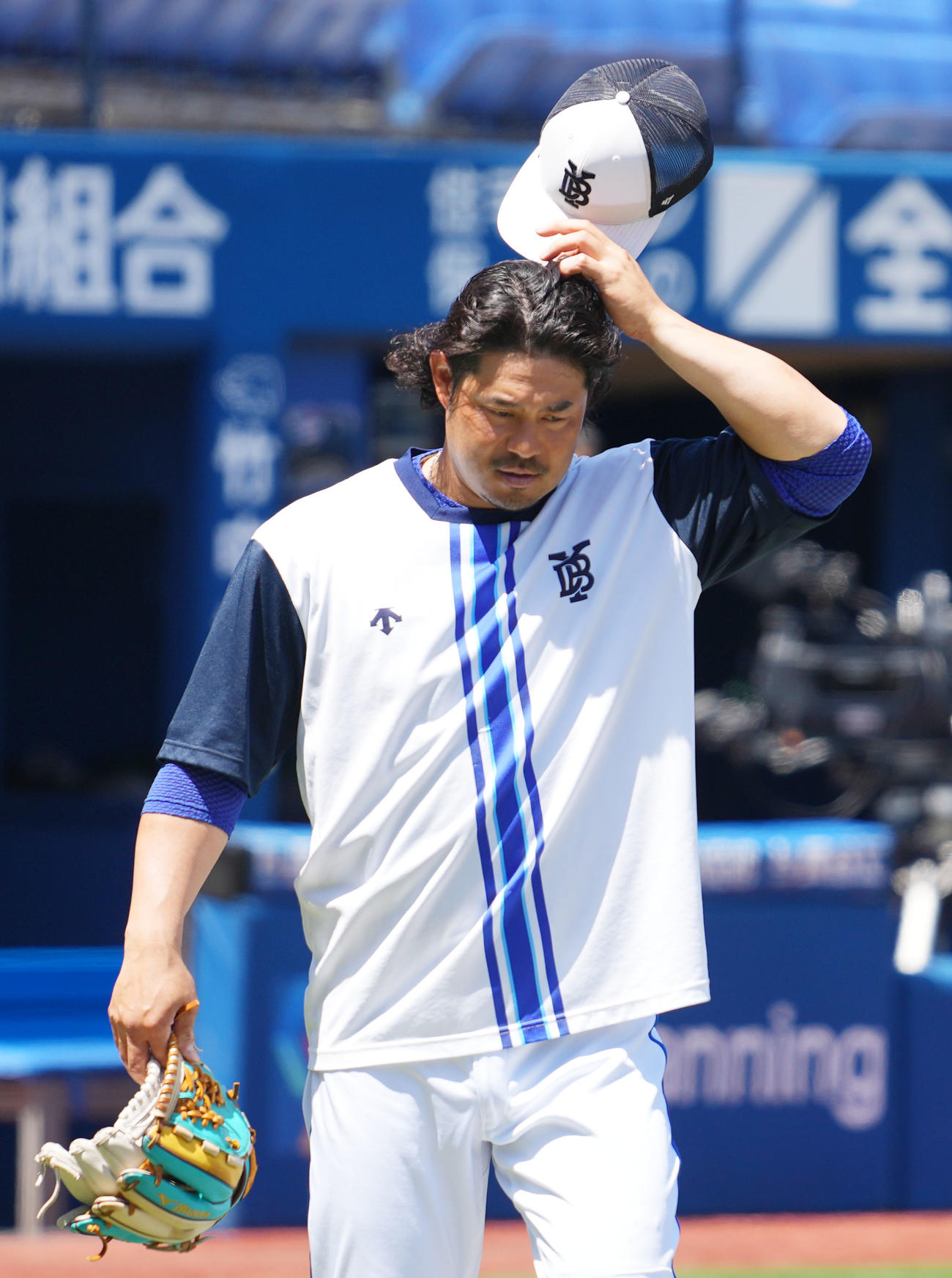 DeNA対阪神　頭をさわるDeNA宮崎（撮影・横山健太）