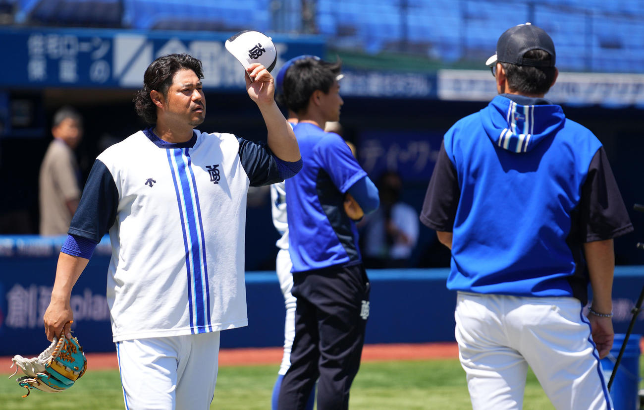 DeNA対阪神　DeNA三浦監督（右）お言葉を交わす宮崎（撮影・横山健太）