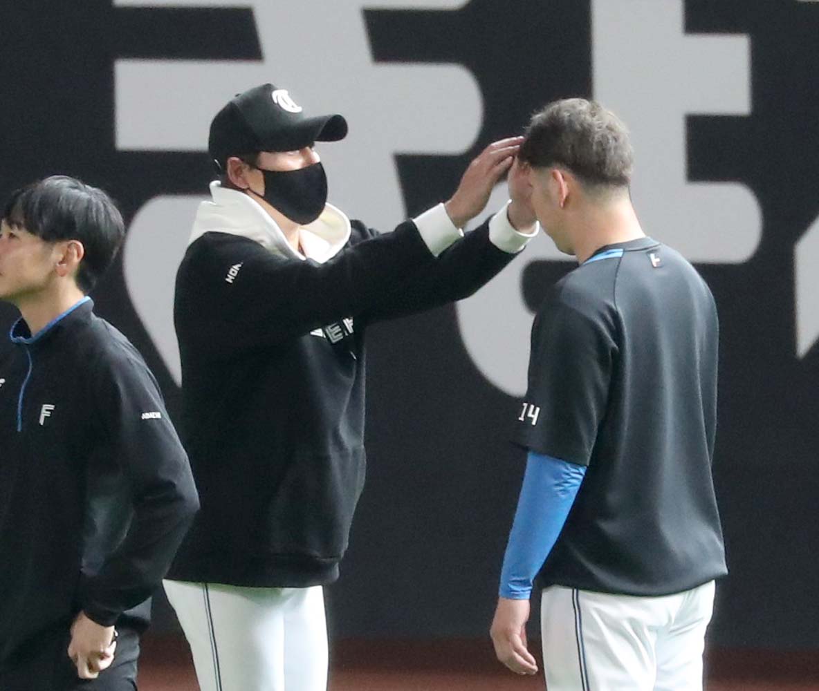 日本ハム対ロッテ　加藤貴の髪をなおす新庄監督（撮影・黒川智章）