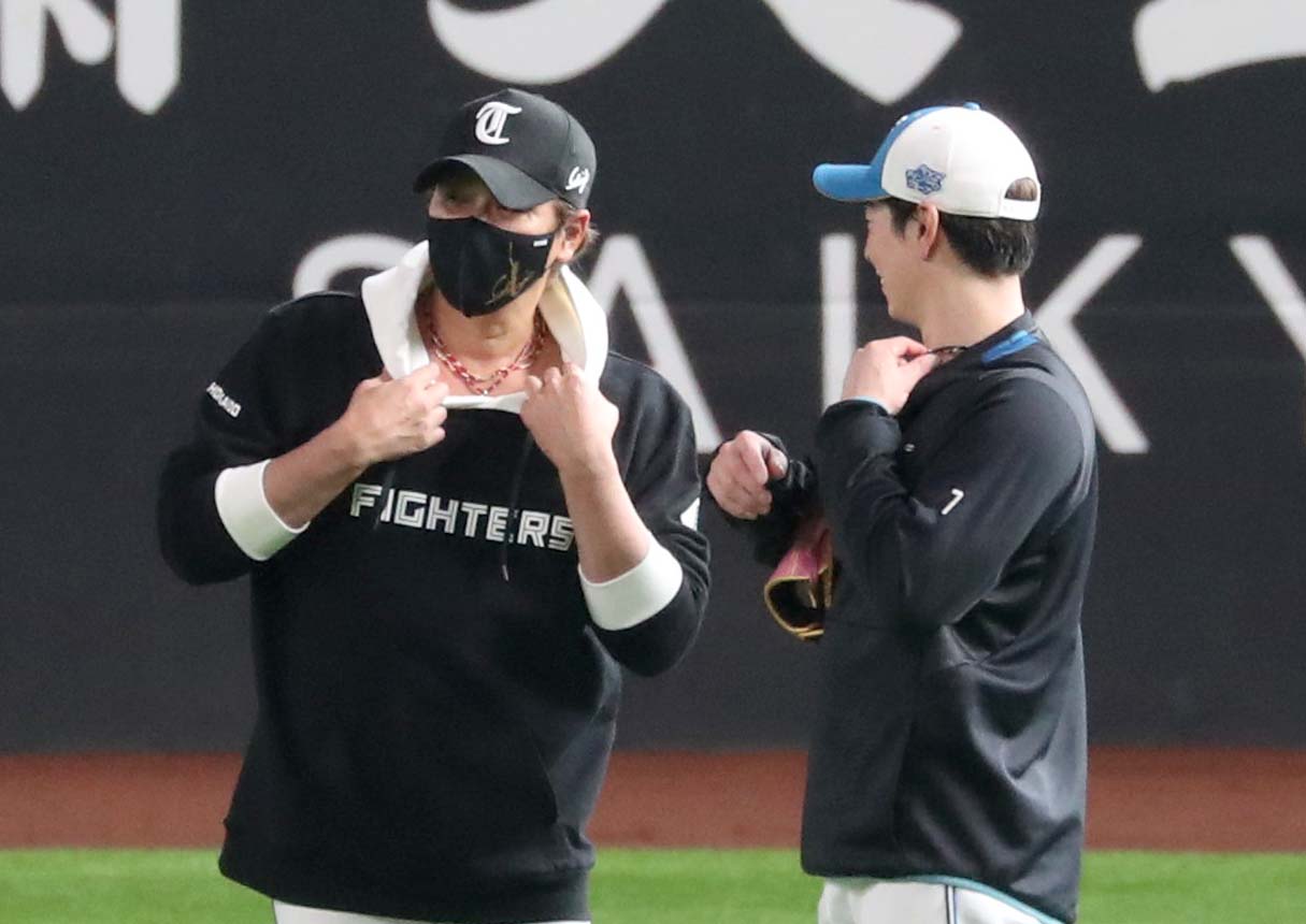 日本ハム対ロッテ　松本剛とネックレスを交換する新庄監督（撮影・黒川智章）