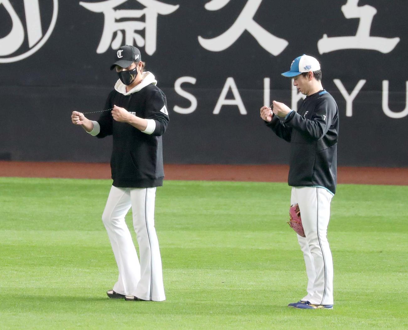 日本ハム対ロッテ　松本剛とネックレスを交換する新庄監督（撮影・黒川智章）