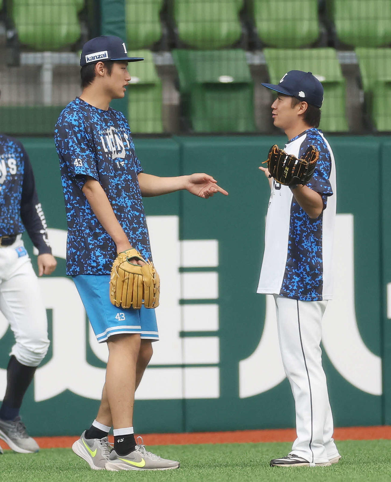 西武対楽天　試合前、会話を交わす西武羽田（左）と糸川（撮影・宮地輝）
