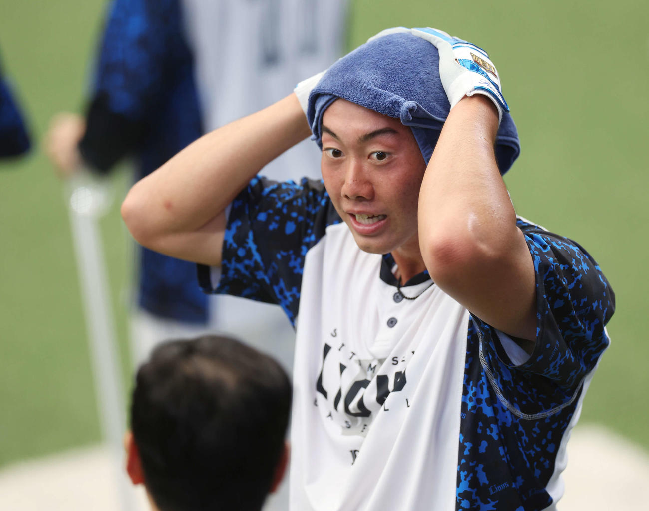 西武対楽天　試合前、頭を拭く西武村田（撮影・宮地輝）