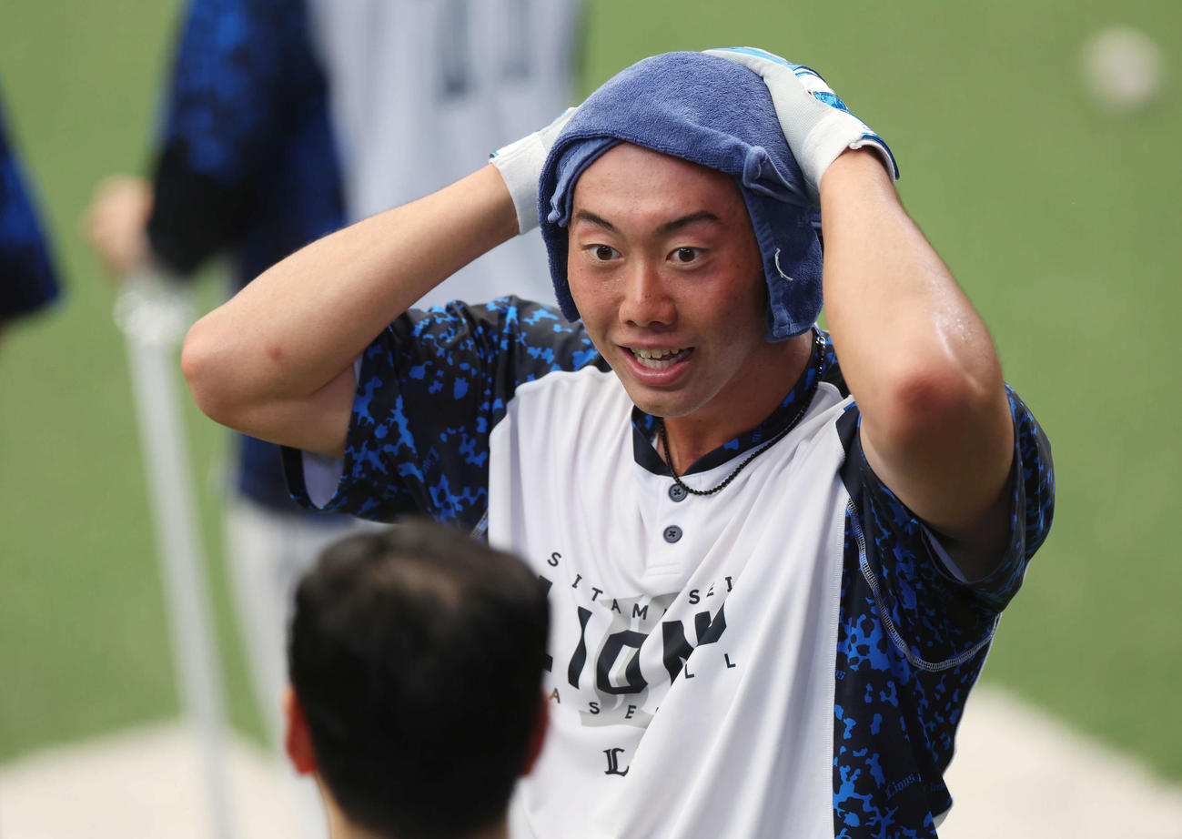 西武対楽天　試合前、頭を拭く西武村田（撮影・宮地輝）