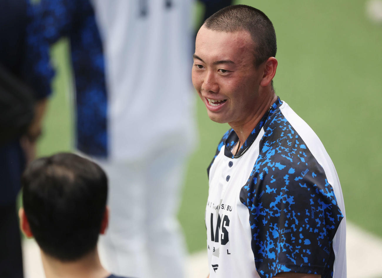 西武対楽天　試合前、会話を交わす西武村田（撮影・宮地輝）