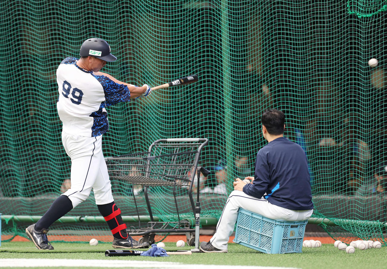西武対楽天　試合前、打撃練習する西武村田（撮影・宮地輝）