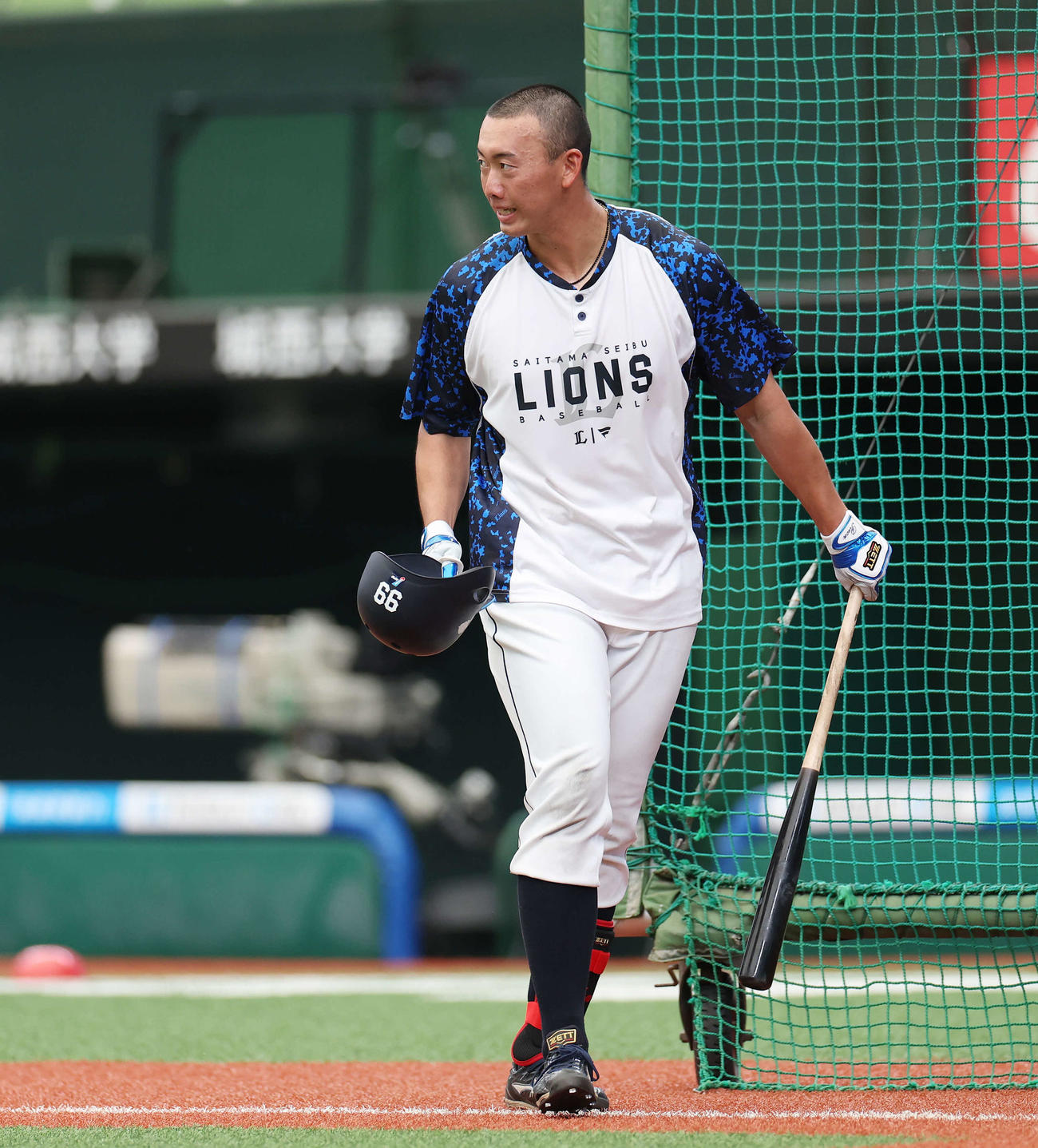 西武対楽天　試合前、あいさつしてフリー打撃に入る西武村田（撮影・宮地輝）