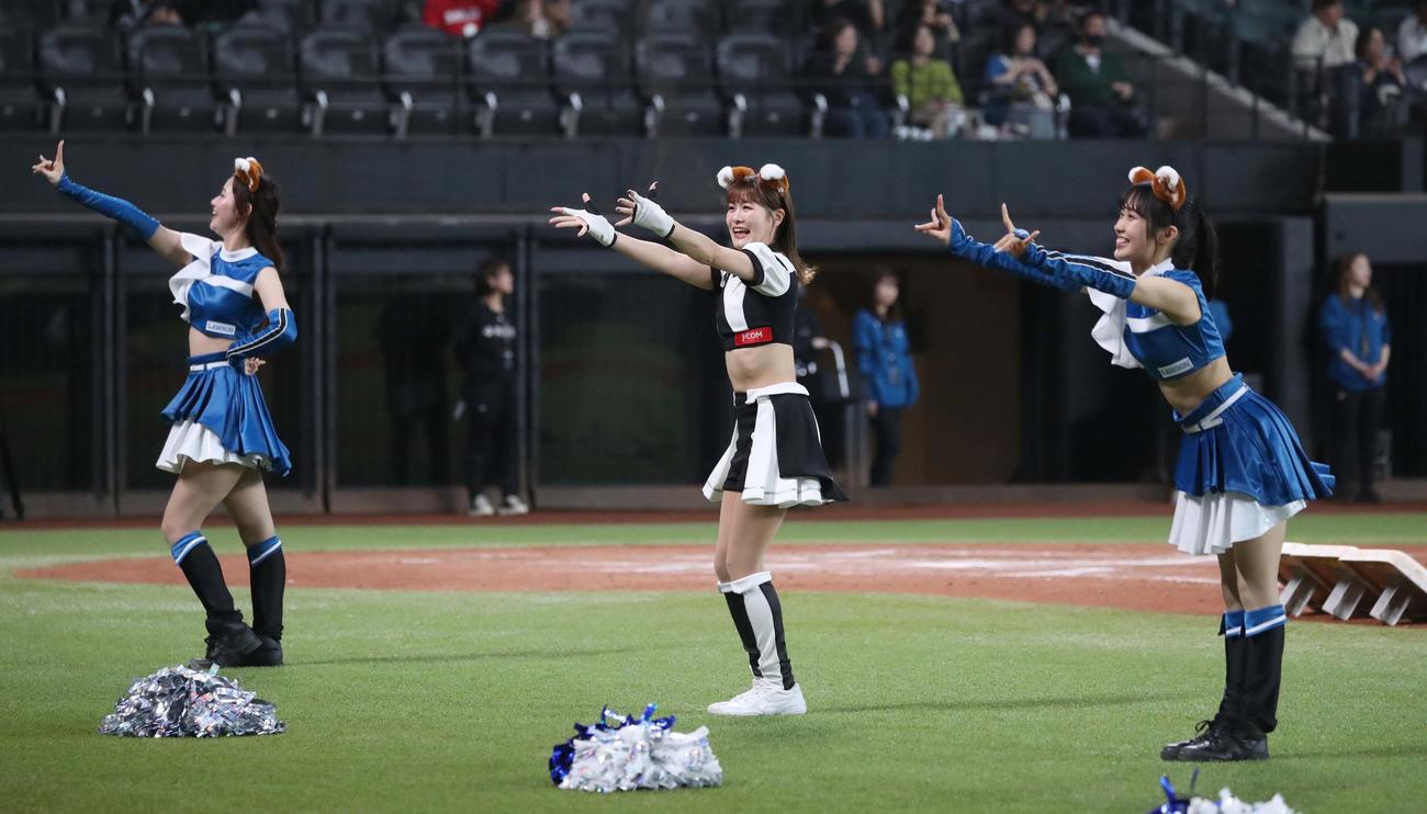 日本ハム対ロッテ　試合後のコラボイベントでファイターズガールと「きつねダンス」を踊るM☆Splash！！（撮影・黒川智章）