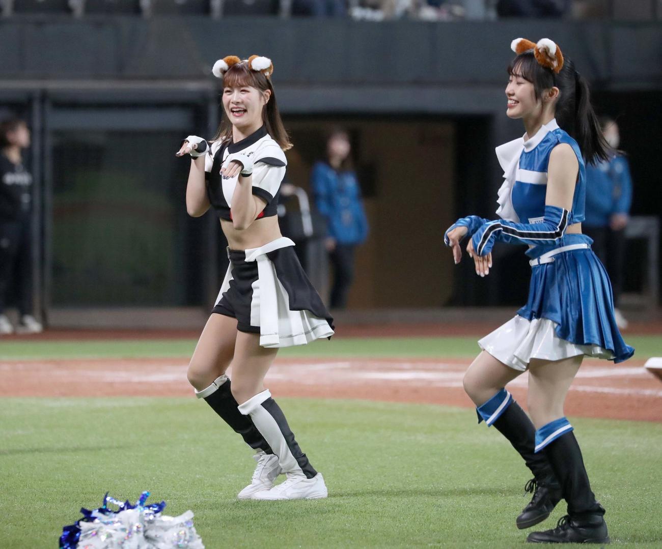 日本ハム対ロッテ　試合後のコラボイベントでファイターズガールと「きつねダンス」を踊るM☆Splash！！（撮影・黒川智章）