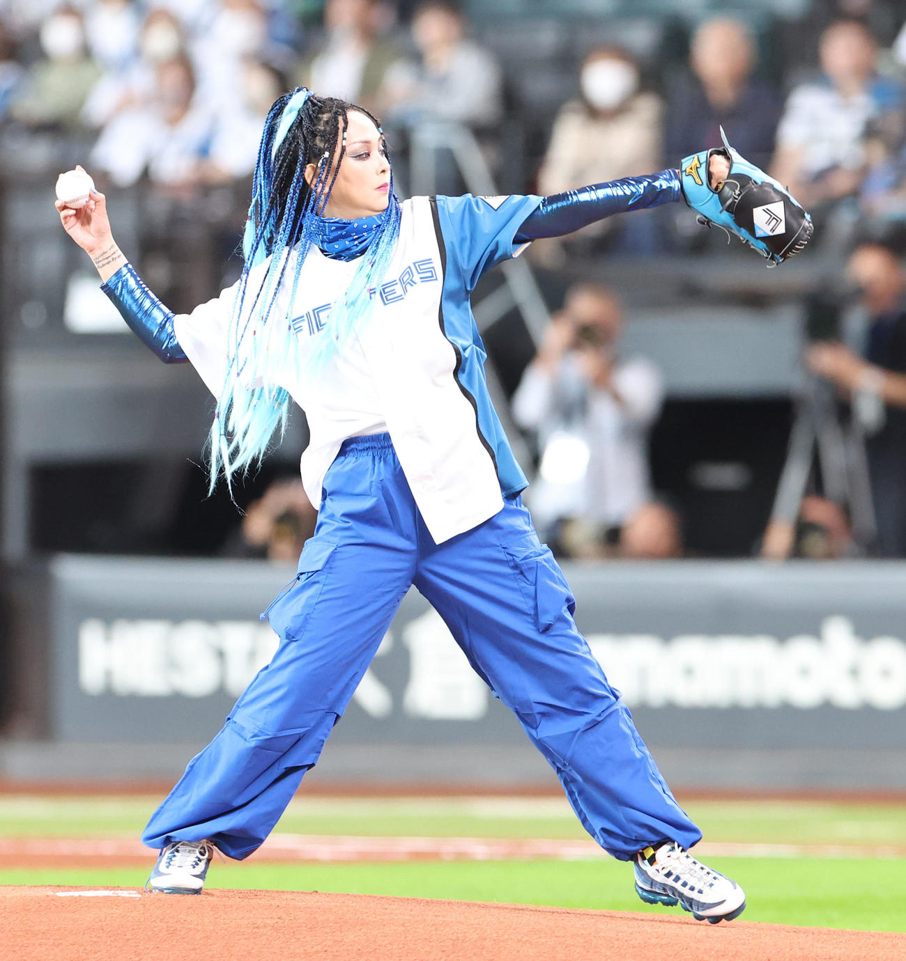 日本ハム対ロッテ　試合前、始球式を務める上木彩矢（撮影・佐藤翔太）