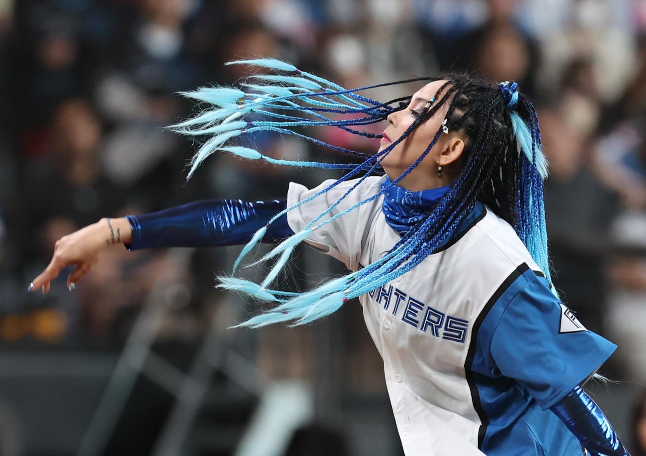 日本ハム対ロッテ　始球式を務めたシンガーソングライターの上木彩矢（撮影・黒川智章）