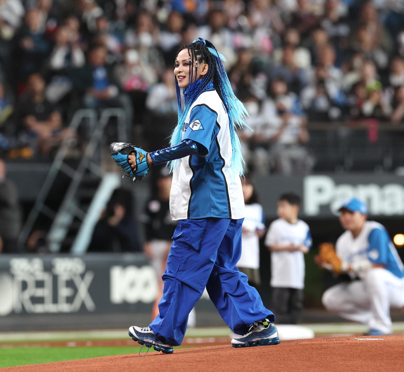日本ハム対ロッテ　始球式を務めたシンガーソングライターの上木彩矢（撮影・黒川智章）