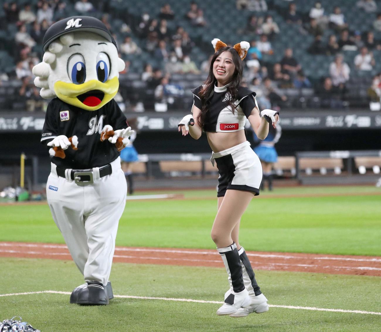 日本ハム対ロッテ　試合後のコラボイベントでファイターズガールと「きつねダンス」を踊るM☆Splash！！（撮影・黒川智章）