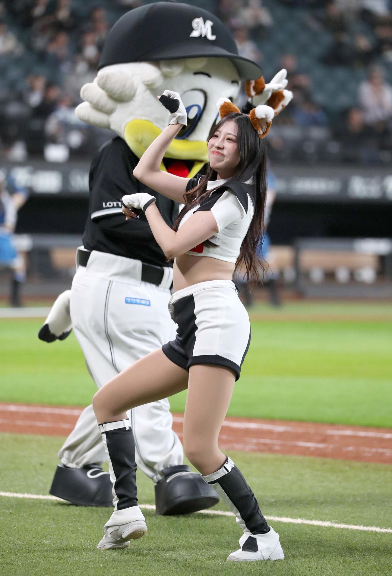日本ハム対ロッテ　試合後のコラボイベントでファイターズガールと「きつねダンス」を踊るM☆Splash！！（撮影・黒川智章）