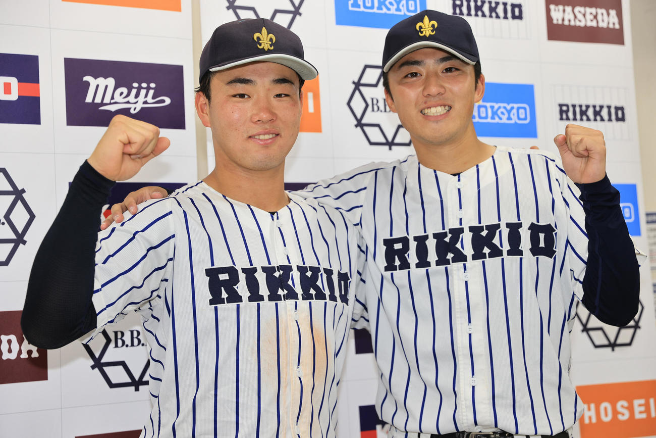 立大対明大　明大に勝利し肩を組んで写真に納まる立大・西川（左）と沖（撮影・垰建太）
