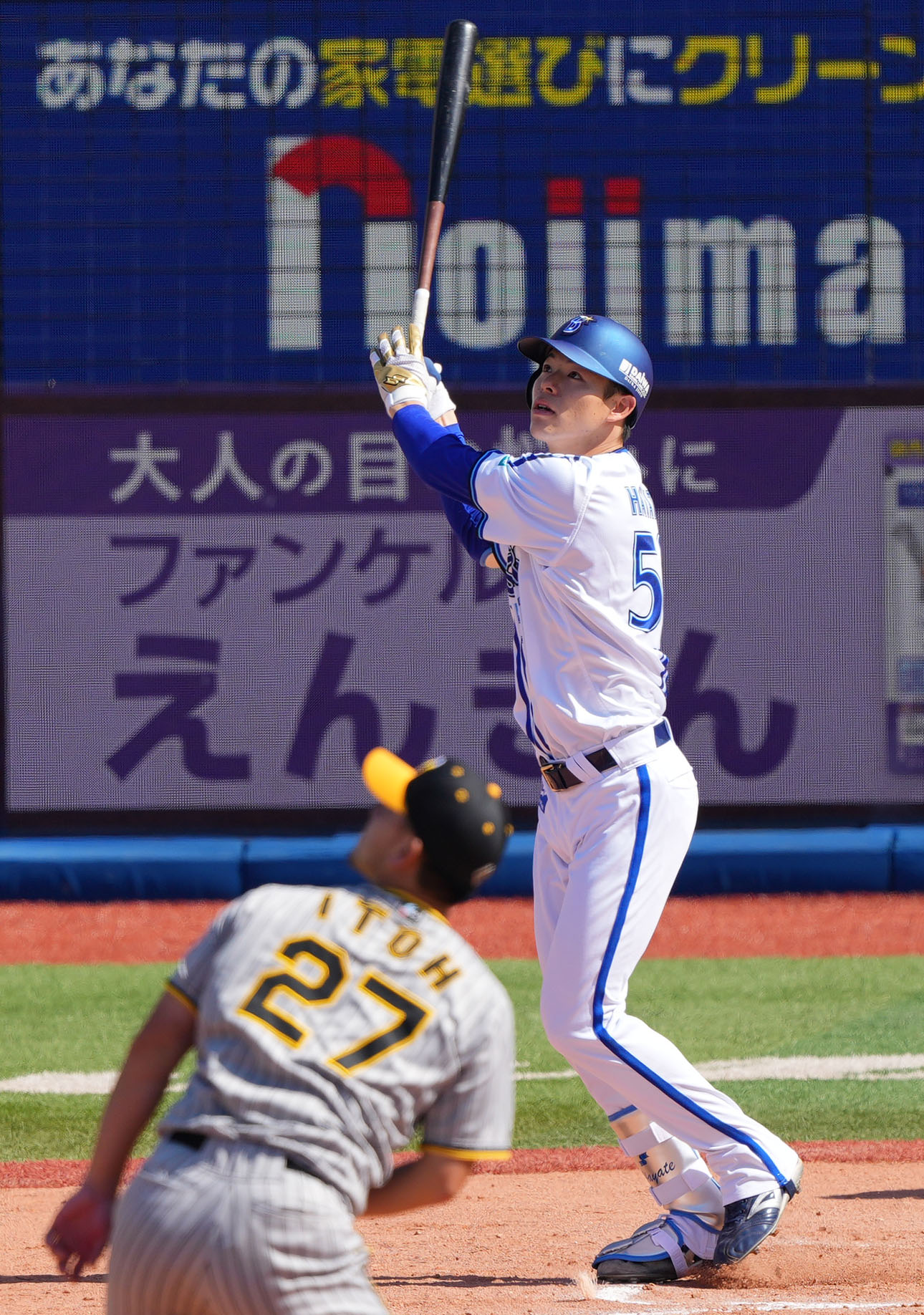 DeNA対阪神　2回裏DeNA2死二塁、中川颯は大飛球を放つが惜しくもファールとなる。投手伊藤将（撮影・横山健太）